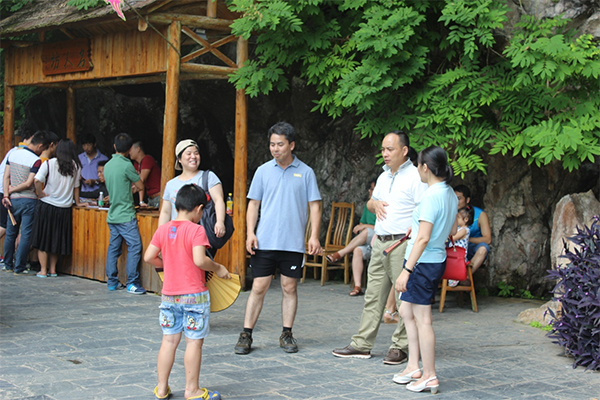 溶洞外合影 溶洞外合影