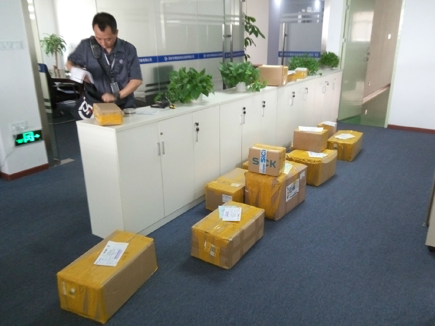 順豐快遞在給RSB-8-2等產(chǎn)品打包稱重 順豐快遞在給RSB-8-2等產(chǎn)品打包稱重