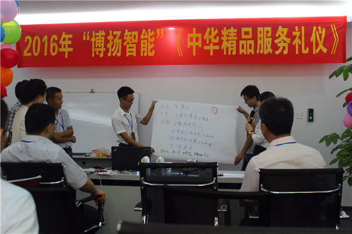 圖為金鷹隊在展示自己隊名、口號、隊歌、隊旗。